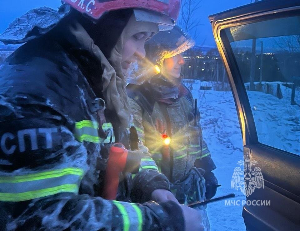 На Камчатке пожарные отстояли от огня жилье многодетной семьи