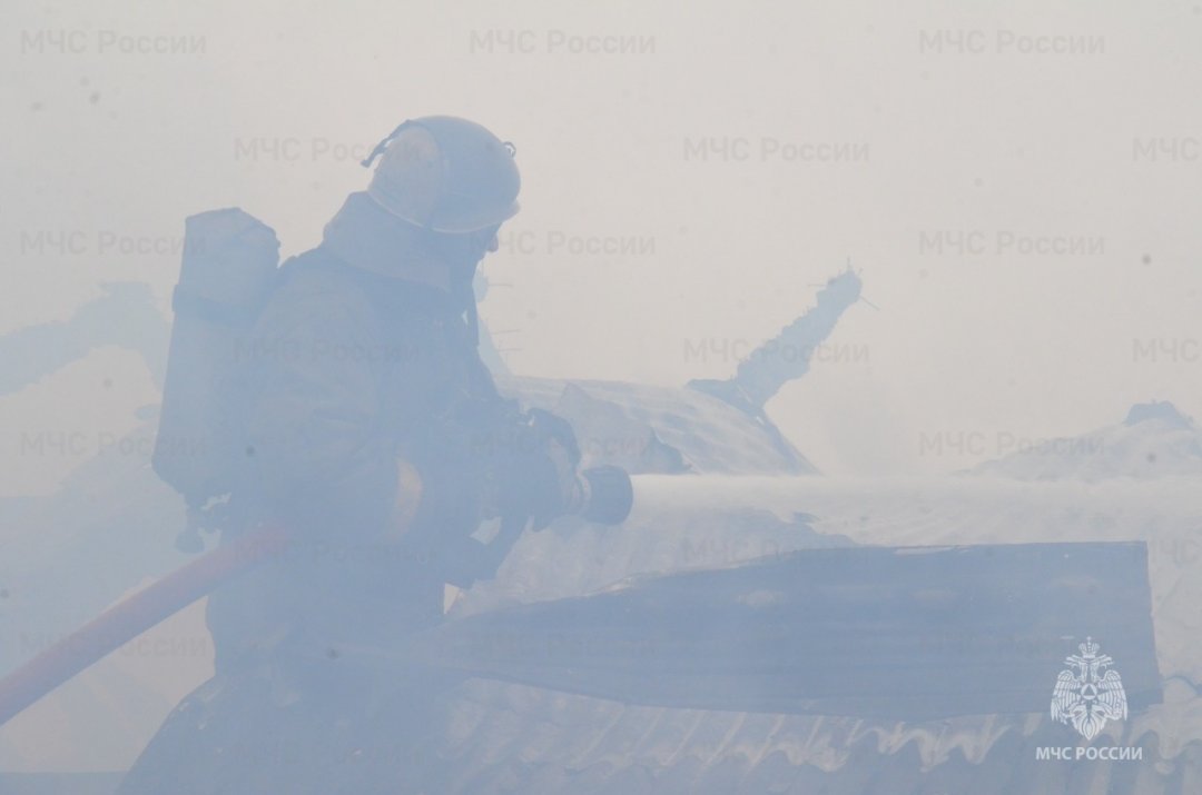 На Камчатке пожарные инспекторы выясняют причину возгорания в хозпостройке