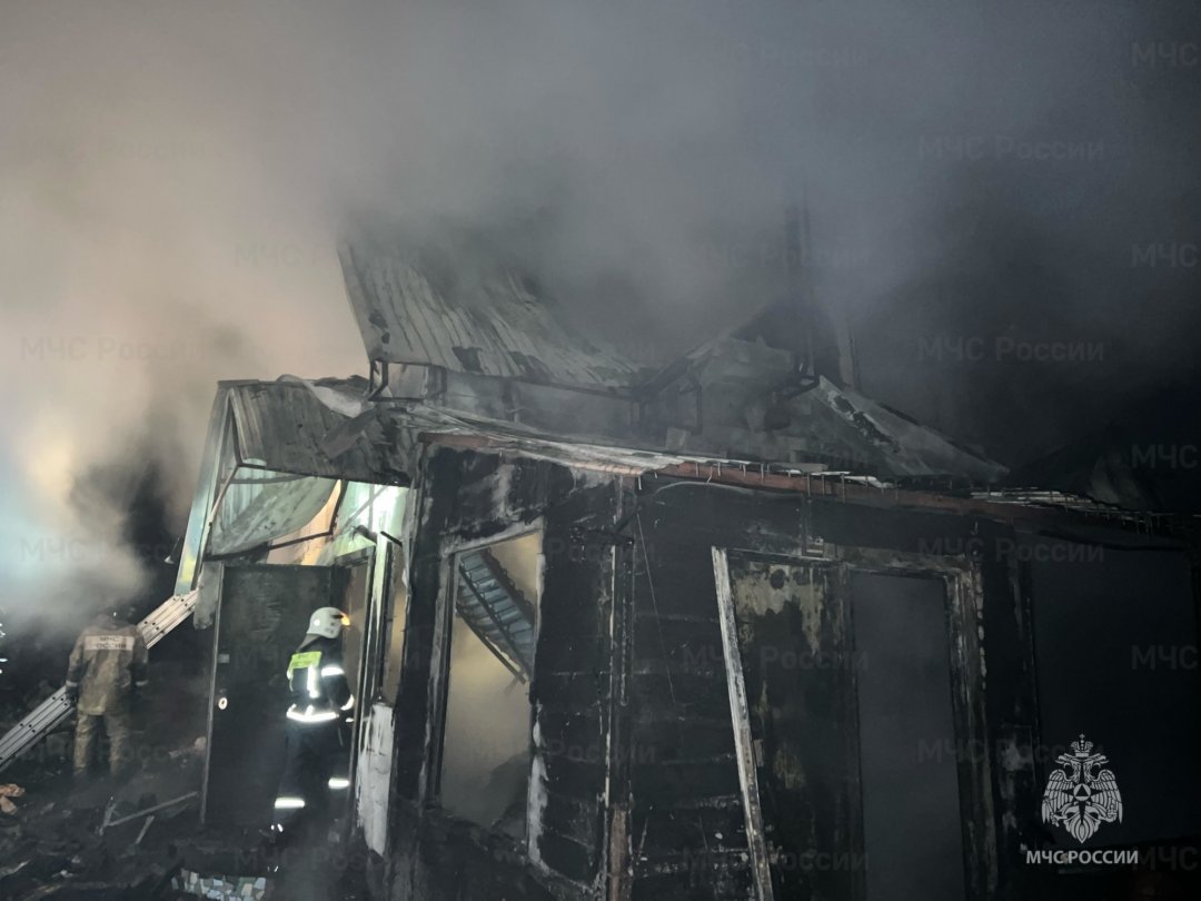 В Елизовском районе пожарные ликвидировали возгорание в дачном доме