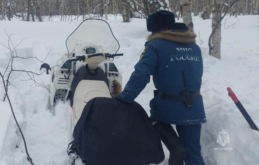 На Камчатке двое сноубордистов зарылись в снег «по самую грудь» — откапывать экстремалов пришлось спасателям