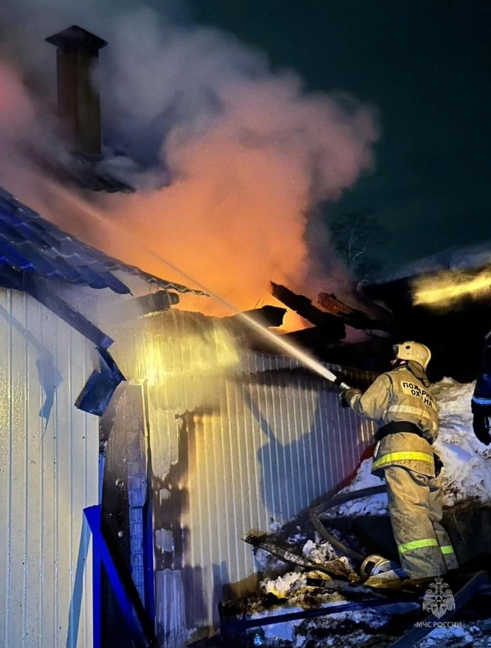 Камчатские пожарные ведут работы по тушению пожара в дачном доме