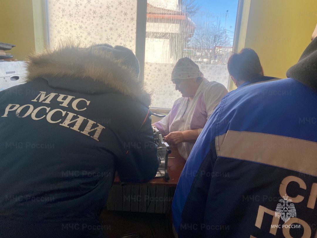 На Камчатке спасатели освободили застрявшую в оборудовании руку работницы пищеблока