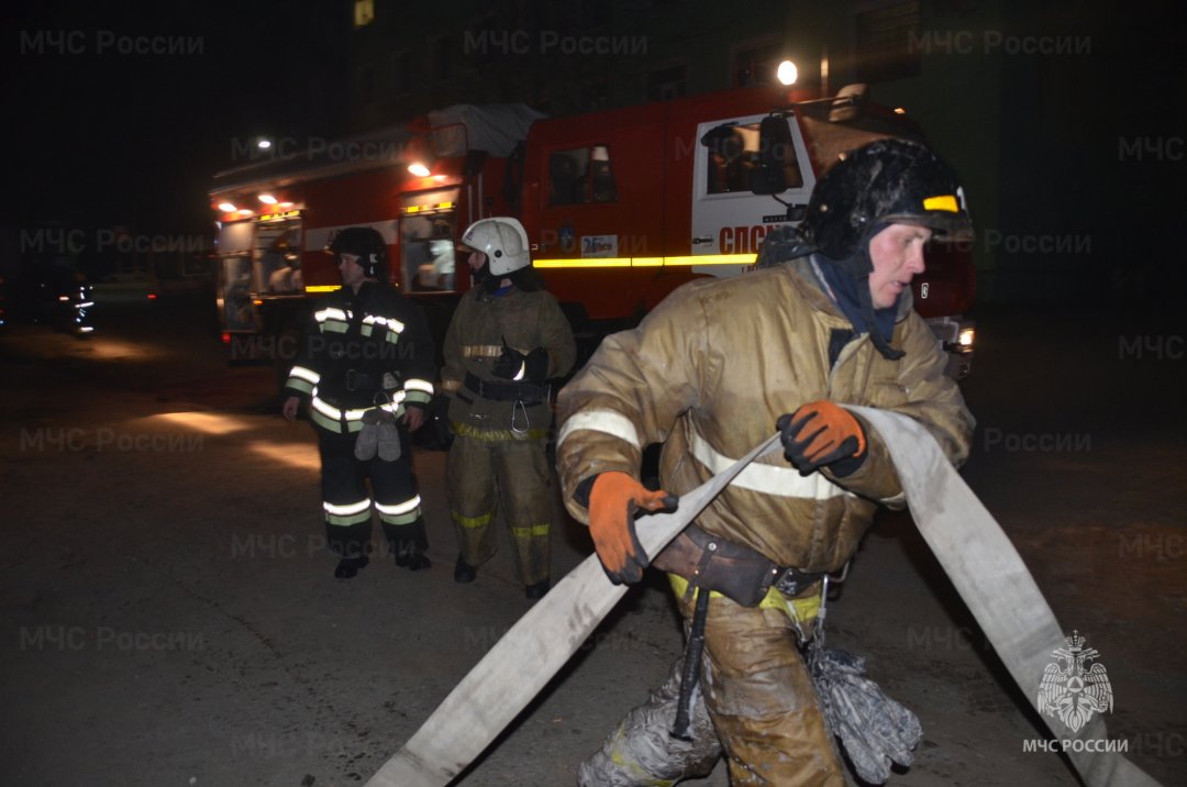 В Елизовском районе пожарные ликвидировали возгорание в автомобиле